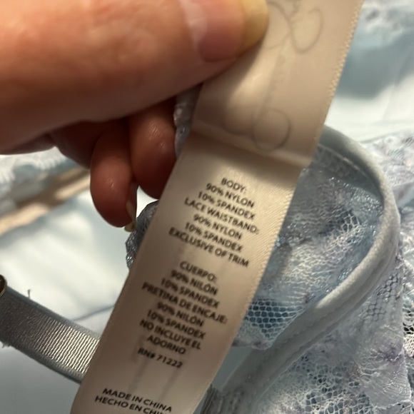 Jessica Simpson brand three-piece set, bralette and two lace thongs - Picture 11 of 11